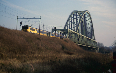 883924 Gezicht op de DEMKA-spoorbrug over het Amsterdam-Rijnkanaal te Utrecht.